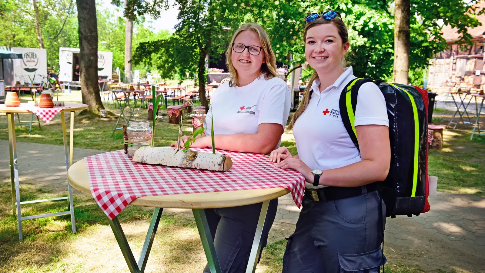 Wo gefeiert und Alkohol getrunken wird, kann es auch zu Notfällen kommen. Monique Köhler (links) und Fabienne Anselstetter vom BRK Schillingsfürst unterstützen deshalb die Ansbacher Kollegen. (Foto: Jim Albright)