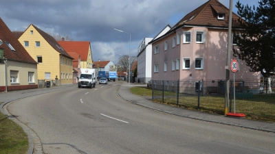 Die Oettinger Straße dient derzeit als Umleitungsstrecke, weil die Gnotzheimer Ortsdurchfahrt wegen einer Baustelle gesperrt ist. Die Staatsstraße wurde deshalb vorübergehend mit Tempo 30 ausgeschildert. Das Verkehrskonzept empfiehlt allerdings eine dauerhafte Beschränkung. (Foto: Peter Tippl)