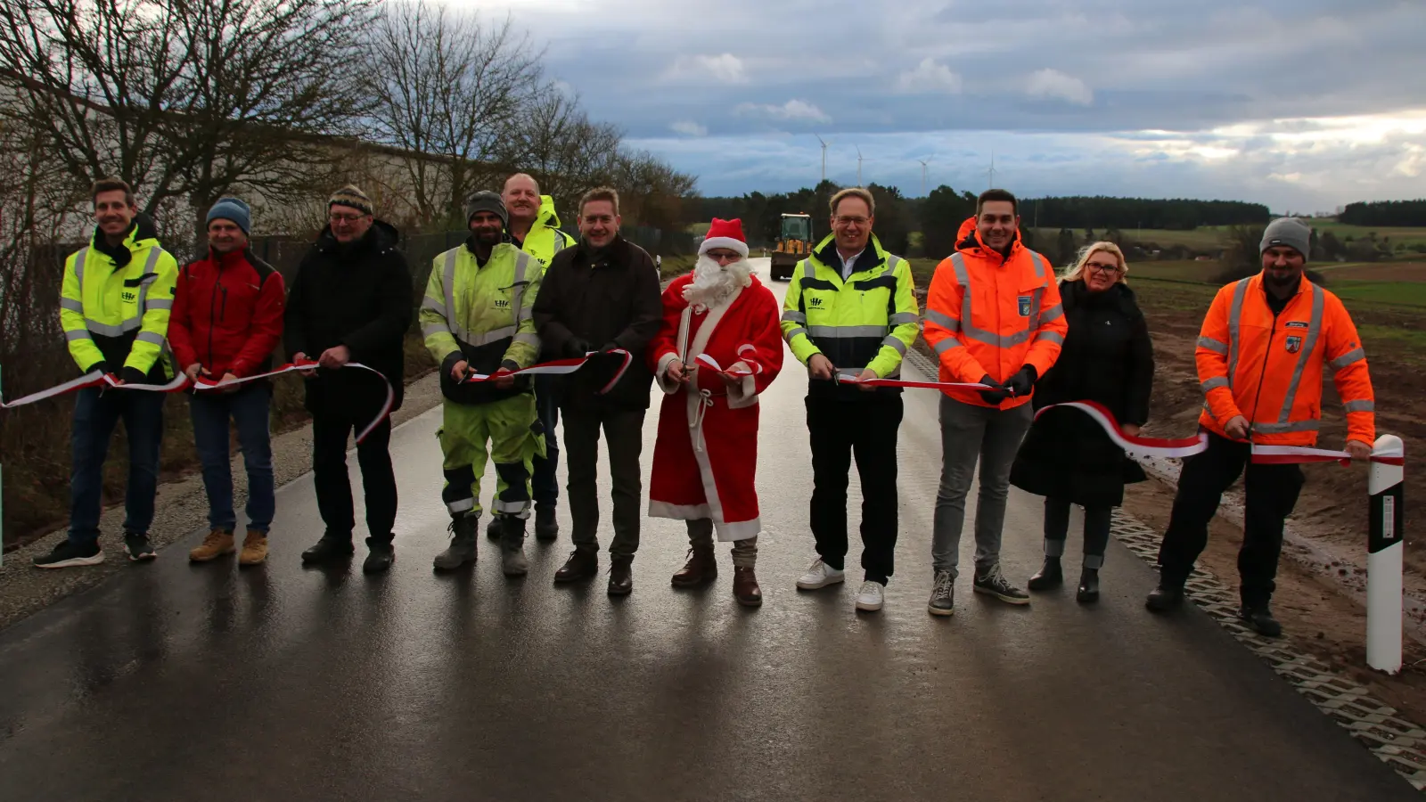 Planer, Arbeiter, Landrat Jürgen Ludwig und Nikolaus Hans Henninger haben gestern die AN21 nach der Sanierung wieder für den Verkehr freigegeben. (Foto: Stefan Neidl)