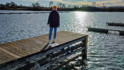 Die Studentin Bianca Schmid-Paech während ihrer Forschung auf einem Steg in Schlungenhof (Foto: Bianca Schmid-Paech)