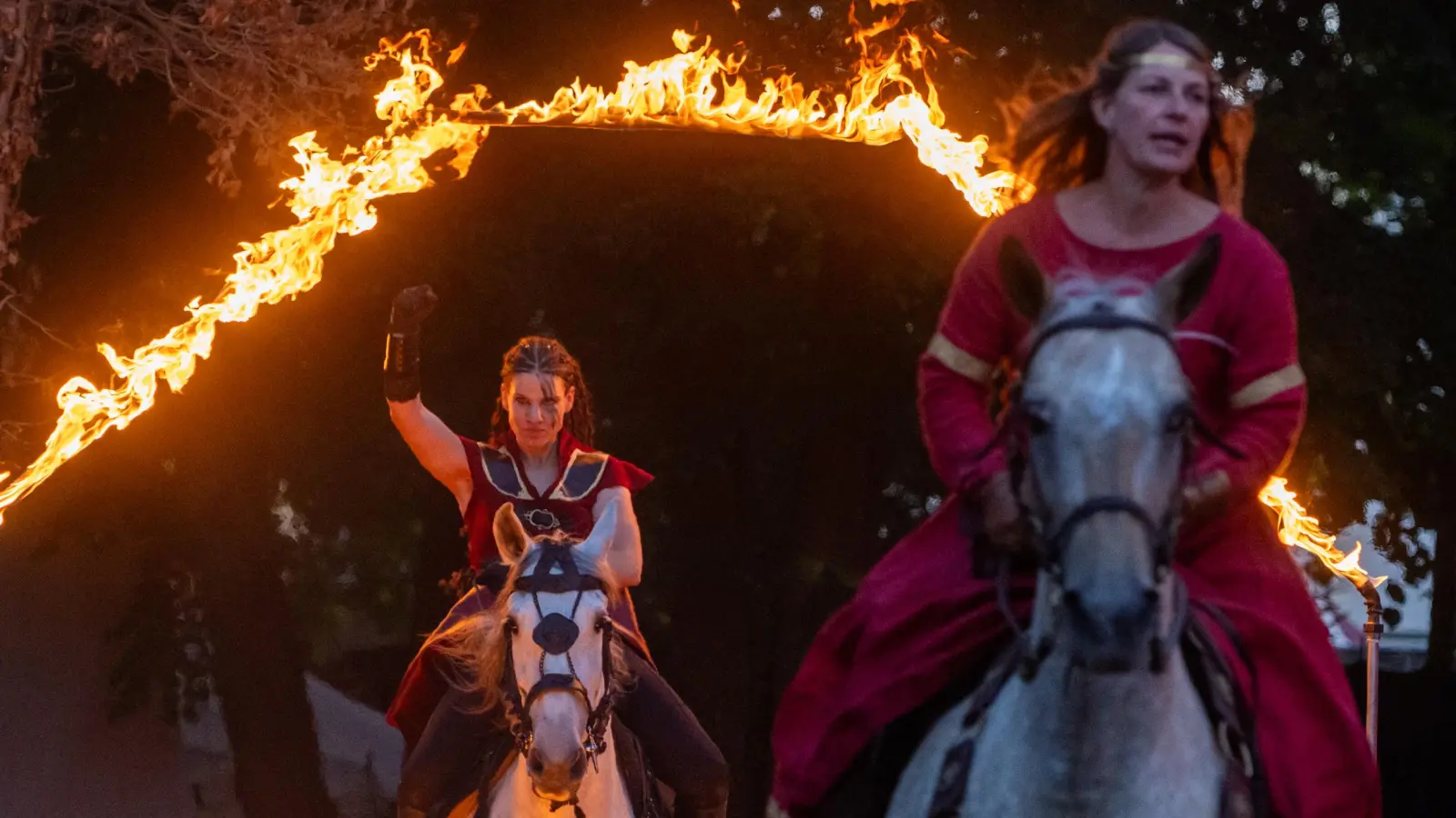 Pyroeffekte und Pferde, die für ihre Reiterinnen und Reiter durchs Feuer gehen, beenden das Abendturnier mit einer großen Feuershow auf dem Turnierplatz. (Foto: Volker Danzer)