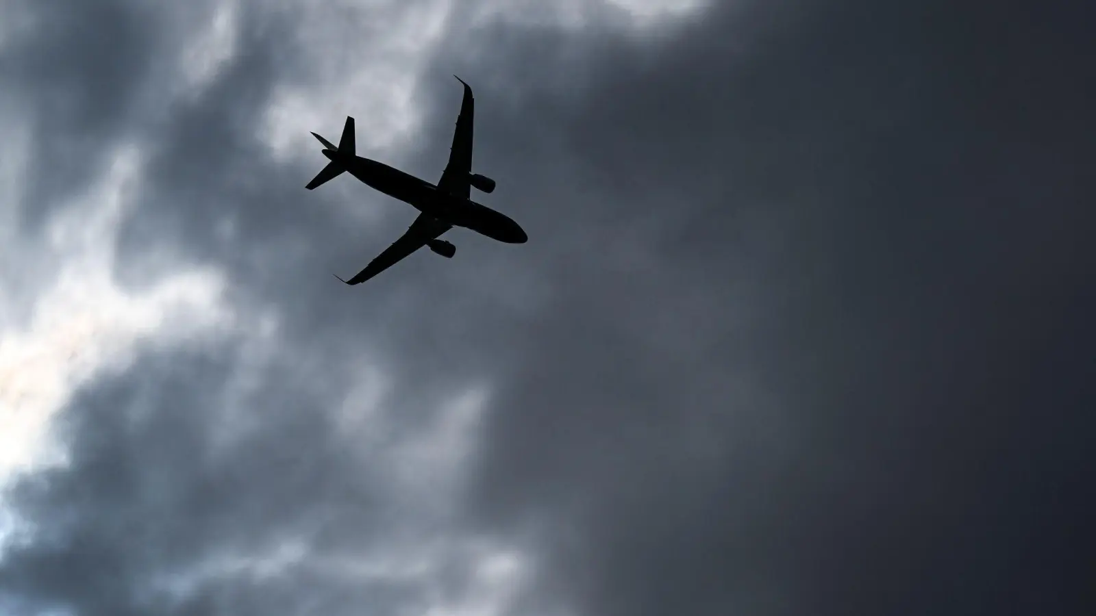 Der Flughafenverband ADV kritisiert die Rahmenbedingungen, mit denen die Luftfahrt in Deutschland konfrontiert ist. (Symbolbild) (Foto: Jens Kalaene/dpa)