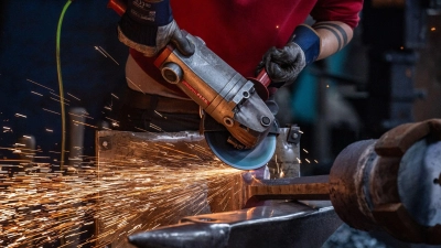 Männer arbeiten in Technik und Fertigung, Frauen in Gesundheits- und Sozialberufen: Der Arbeitsmarkt in Bayern zeigt deutliche Unterschiede nach Geschlechtern. (Symbolbild) (Foto: Armin Weigel/dpa)