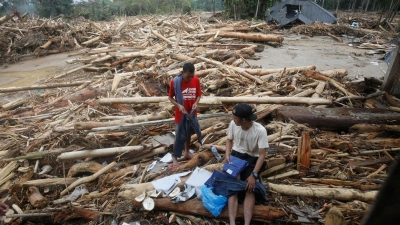 Sturzflut in Nordsumatra: Überlebende bergen letzte Habseligkeiten  (Foto: Binsar Bakkara/AP/dpa)