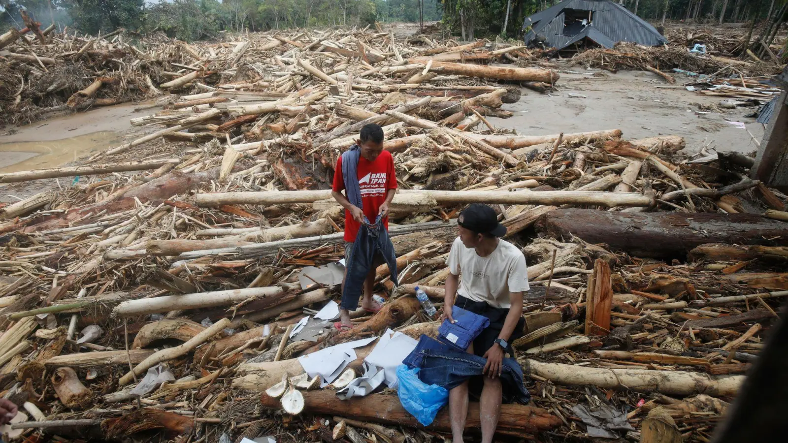 Sturzflut in Nordsumatra: Überlebende bergen letzte Habseligkeiten  (Foto: Binsar Bakkara/AP/dpa)