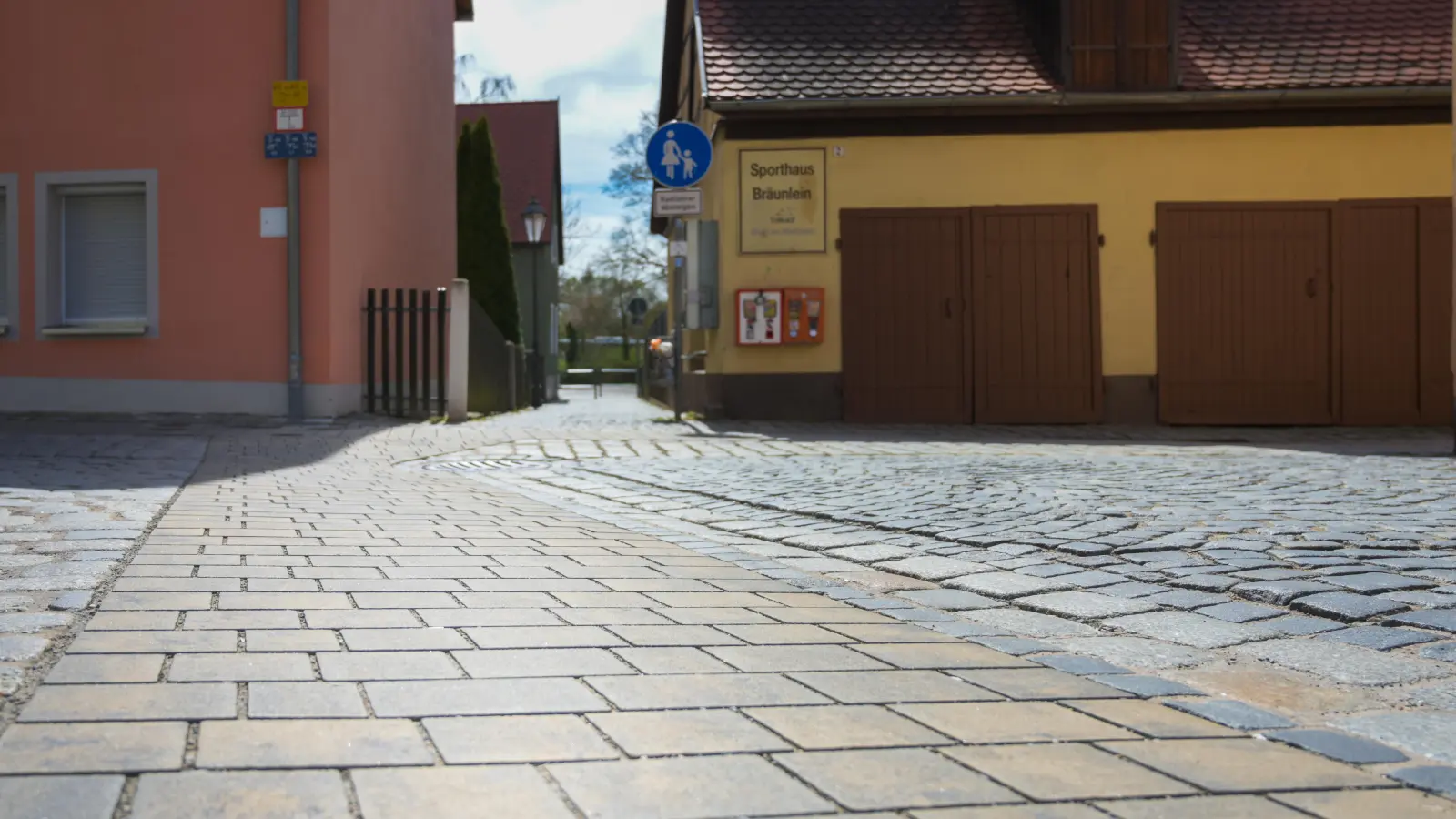 In Feuchtwangen soll im „Durchstich” von der Webergasse zur Mooswiese das bestehende Granitpflaster ausgebaut und ganzflächig durch Betonpflaster ersetzt werden. In Teilen der Webergasse ist bereits ein barrierefreier Pflasterstreifen verlegt, der nun über die Gerbergasse bis zum Marktplatz verlängert werden soll, um die Lücke zu schließen. (Foto: René Chlopotowski)