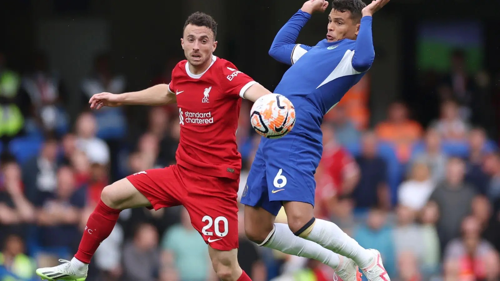 Liverpools Diogo Jota (l) im Zweikampf mit Thiago Silva vom FC Chelsea. (Foto: Ian Walton/AP/dpa)