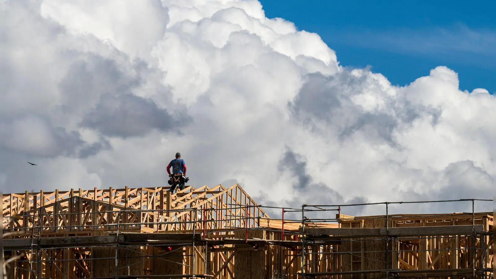 Wolken türmen sich hinter einem Hausbauprojekt in Kalifornien auf. (Foto: Leonard Ortiz/The Orange County Register/AP/dpa)