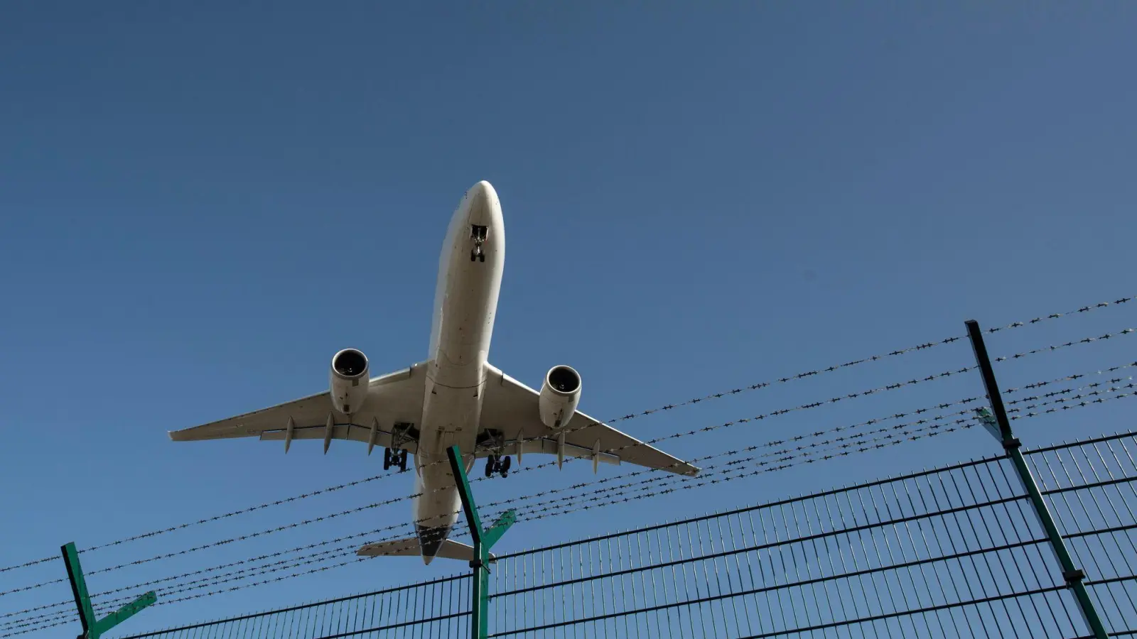 Auch für Pauschalreisende gilt die dreijährige Verjährungsfrist für Zahlungsansprüche bei annullierten oder verspäteten Flügen.  (Foto: Boris Roessler/dpa)