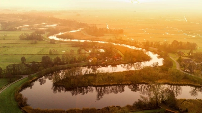 Winterlicher Sonnenaufgang über der Wümme (Foto: Sina Schuldt/dpa)