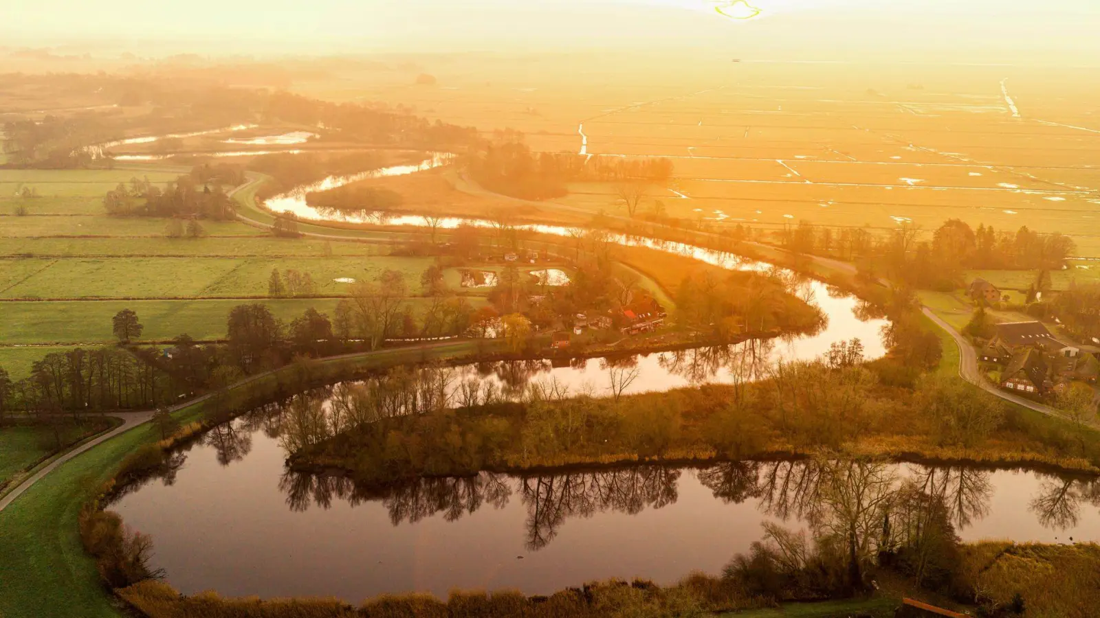 Winterlicher Sonnenaufgang über der Wümme (Foto: Sina Schuldt/dpa)