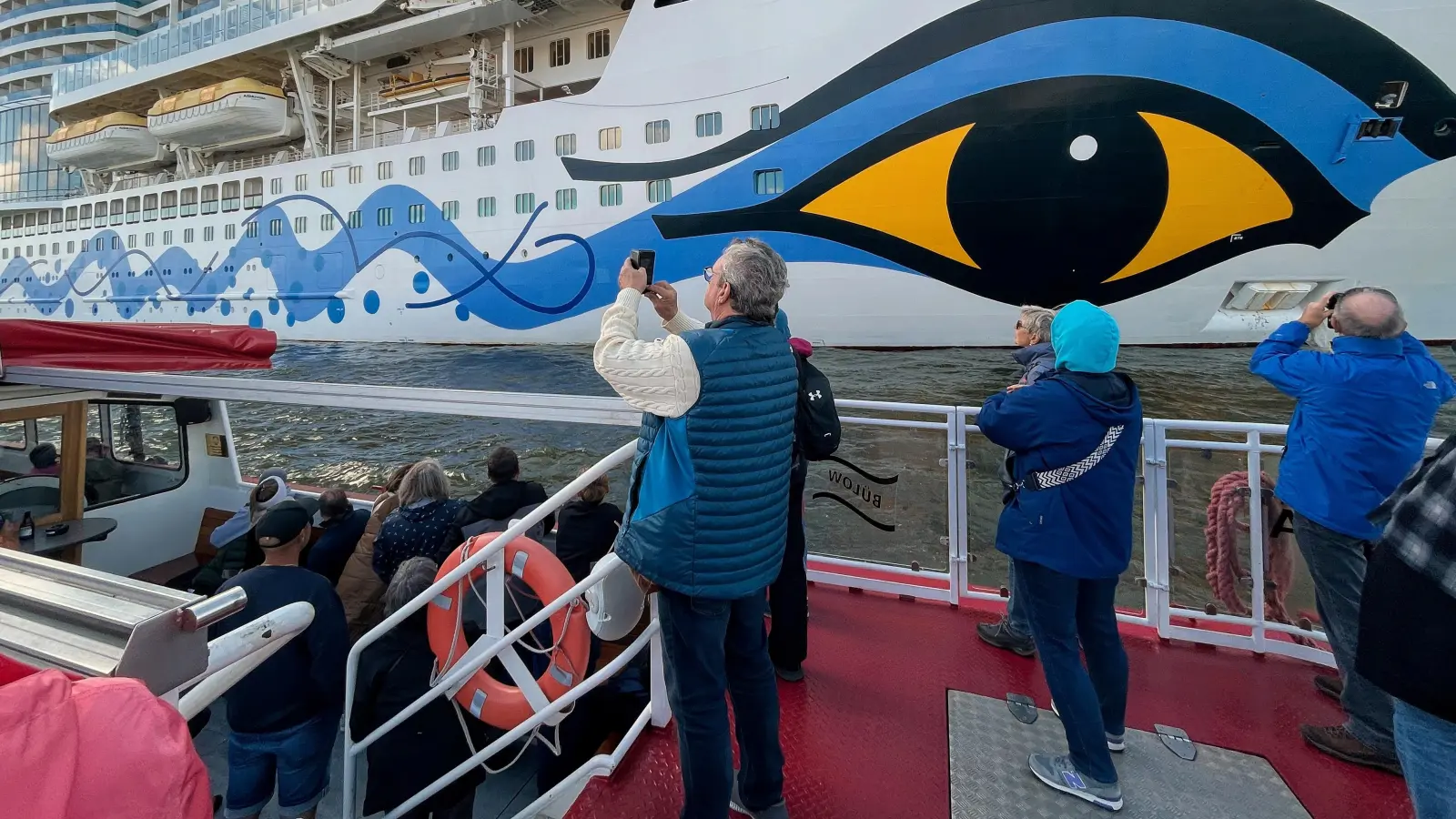 Kein Handelsschiff, kein Kriegsschiff, ein kolossaler Freizeitkahn ganz nah: Aug in Aug mit dem Kreuzfahrtkoloss „Aida prima”. (Foto: Thomas Wirth)