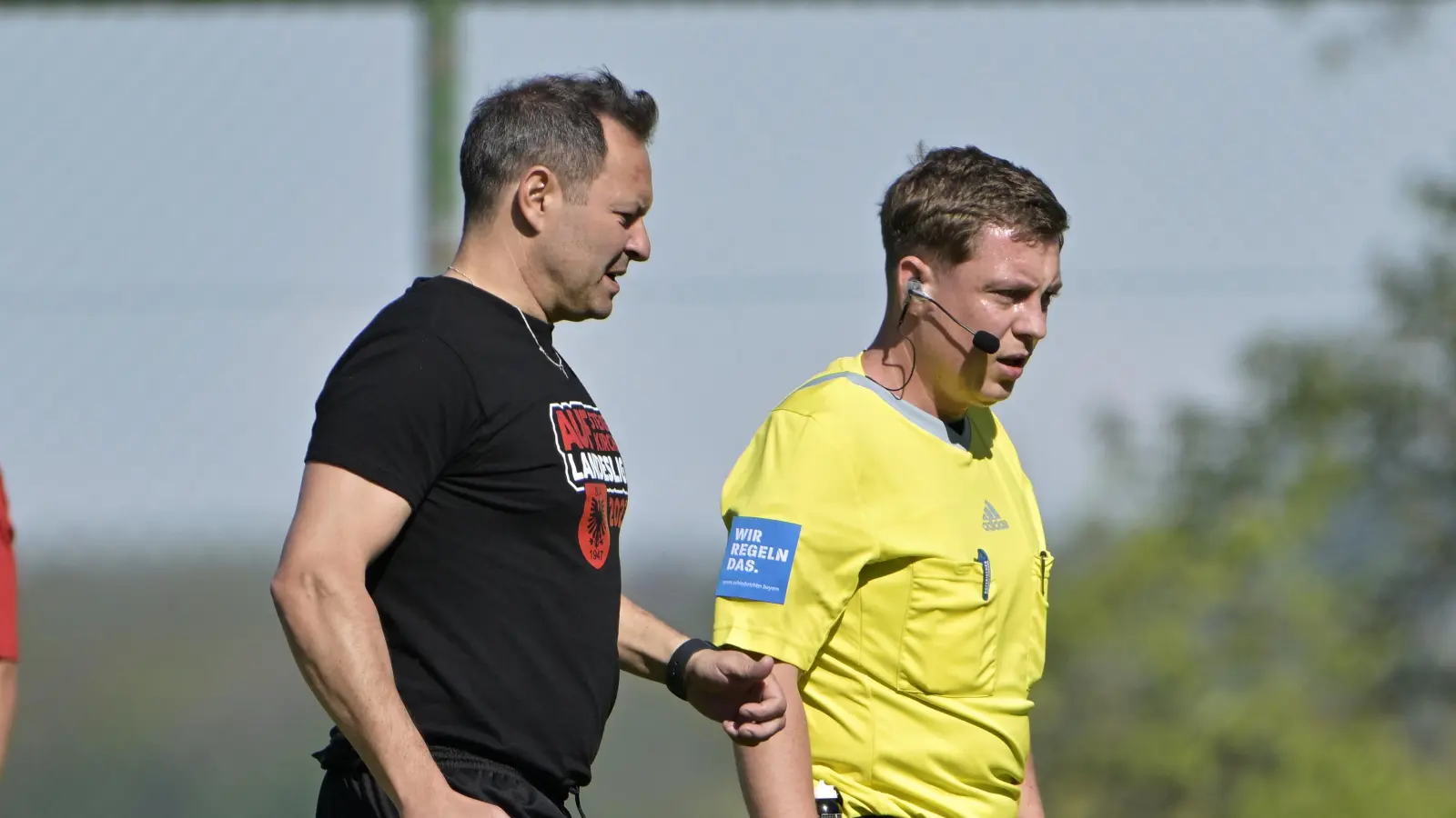 Auf ein Wort, Schiri: Der Aufkirchener Trainer Hanse Golder hat Kommunikationsbedarf mit Schiedsrichter Tobias Förtsch. (Foto: Martin Rügner)