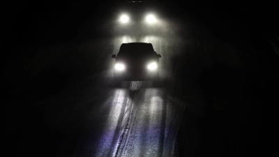 Autos am Donnerstagabend auf der Autobahn A96 in Schwaben. (Foto: Karl-Josef Hildenbrand/dpa)