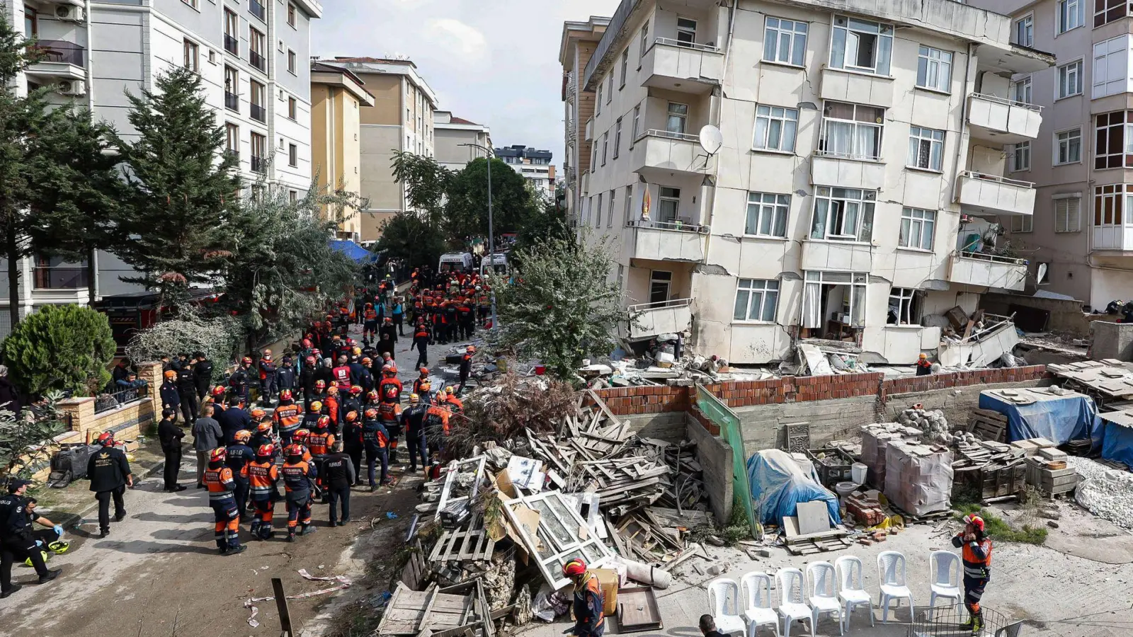 Im Bezirk Maltepe ist ein Wohnhaus mit sieben Stockwerken eingestürzt. 14 Menschen können aus den Trümmern gerettet werden - fünf sterben.  (Foto: Abdullah Tepeli/Dia Photo/AP/dpa)