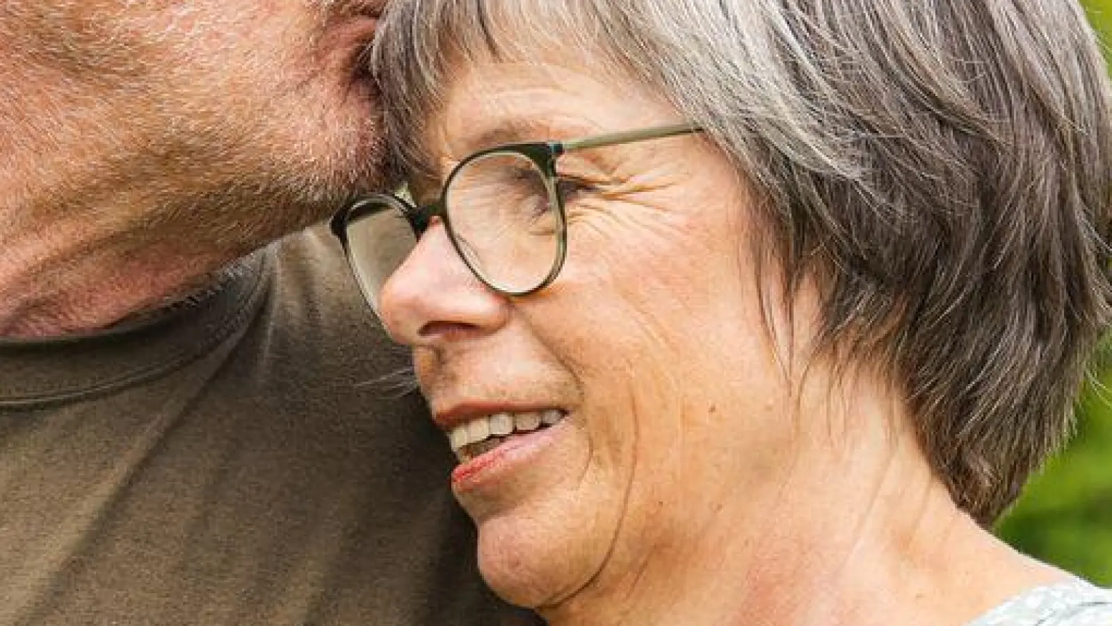 Emotionale Nähe zeigen: Kleine Gesten wie ein Lächeln oder eine Umarmung stärken die Verbindung. (Foto: Benjamin Nolte/dpa-tmn)