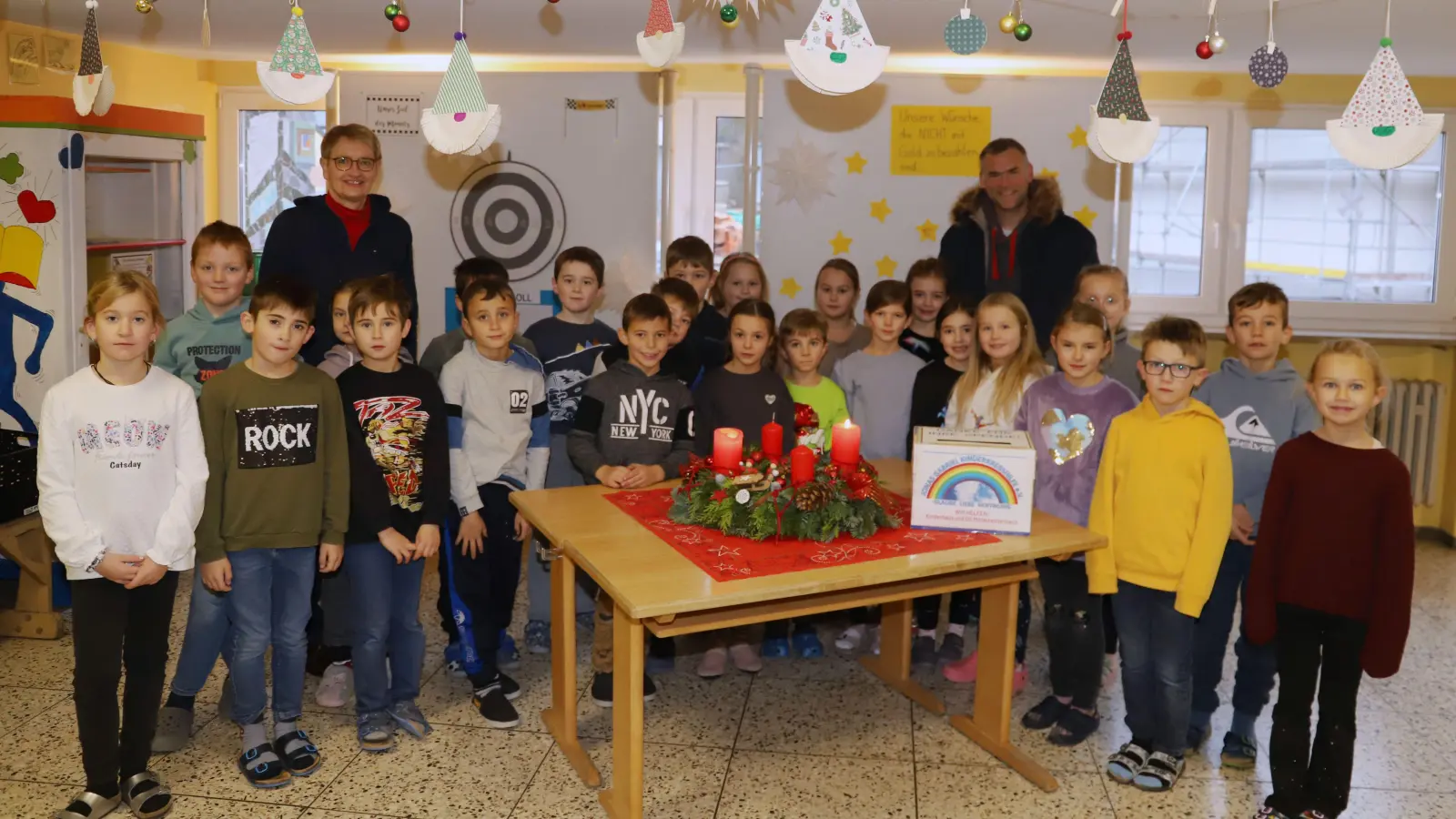 Stellvertretend: Die Klasse zwei in Mitteleschenbachs Grundschule stellte sich aus Anlass der Spendenübergabe mit Rektorin Karin Raab und dem Vorsitzenden des Vereins, Andreas Gabriel, fürs Bild auf. (Foto: Oliver Herbst)