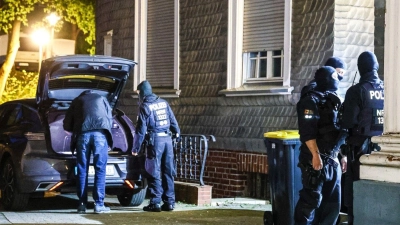 Mit einer großangelegten Razzia geht die Polizei in Nordrhein-Westfalen gegen die Rockergruppe „Hells Angels“ vor.  (Foto: Alex Talash/dpa)