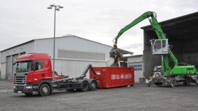 Heute wird der Müll auf der Deponie im Freien verladen, bis 2020 geschah dies in der Halle hinter dem Container. Dabei ist der damalige Baggerfahrer krank geworden. (Foto: Jonas Volland)