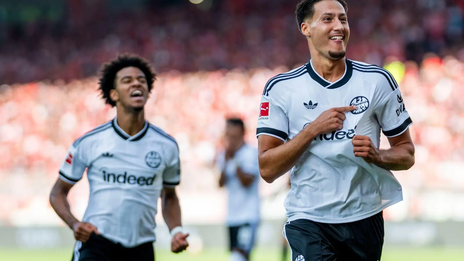 Drei Tore zum Auftakt: Younes Ebnoutalib jubelt nach einem perfekten Bundesliga-Tag. (Foto: Julius Frick/dpa)