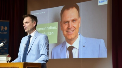 Der doppelte Kandidat: Überlebensgroß auf dem Wahlplakat und leibhaftig am Rednerpult in Scheinfeld, wurde Christian von Dobschütz von der CSU ins Rennen um den Landratsposten geschickt. (Foto: Patrick Lauer)