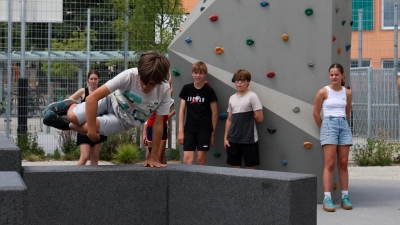 Alle Teilnehmenden üben die verschiedenen Techniken und lernen voneinander. Hier zeigt Jakob, wie eine Mauer überwunden werden kann. (Foto: Cheyenne Buchmann)