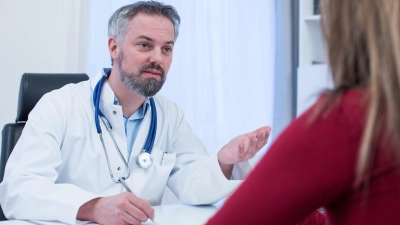 „Das müssen Sie selbst zahlen“: Nur der Hinweis auf eine Selbstzahler-Leistung vom Arzt reicht nicht. Er muss seine Patientin schriftlich über die voraussichtlichen Kosten informieren. (Foto: Christin Klose/dpa-tmn)