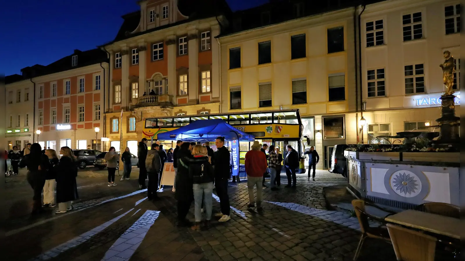 Partygäste sammeln sich vor dem Partybus. (Foto: Zeynel Dönmez)