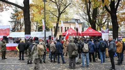 Auch am Samstag demonstrierten Menschen erneut vor dem Warschauer Verfassungsgericht.  (Foto: Piotr Nowak/PAP/dpa)