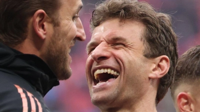 Thomas Müller (r) mit dem immer noch titellosen Harry Kane. (Foto: Jan Woitas/dpa)