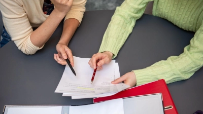 Überblick über die eigenen Finanzen verloren? Eine professionelle Schuldnerberatung kann dabei helfen, wieder auf die Füße zu kommen. (Foto: Nico Tapia/dpa-tmn)