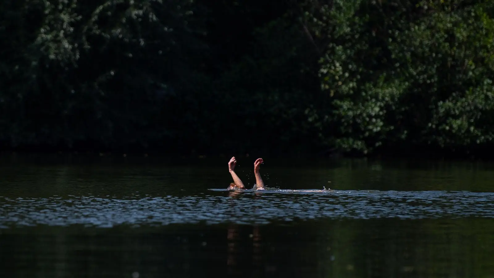 Wer in Not gerät, sollte auf sich aufmerksam machen - etwa mit den Armen winken und rufen. (Foto: Fabian Sommer/dpa/dpa-tmn)