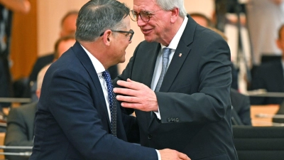 Boris Rhein (CDU, l), bisheriger Landtagspräsident und neuer Ministerpräsident in Hessen, umarmt seinen Amtsvorgänger Volker Bouffier (CDU) im Plenarsaal des hessischen Landtags nach dessen Rücktritt. (Foto: Arne Dedert/dpa/POOL/dpa)