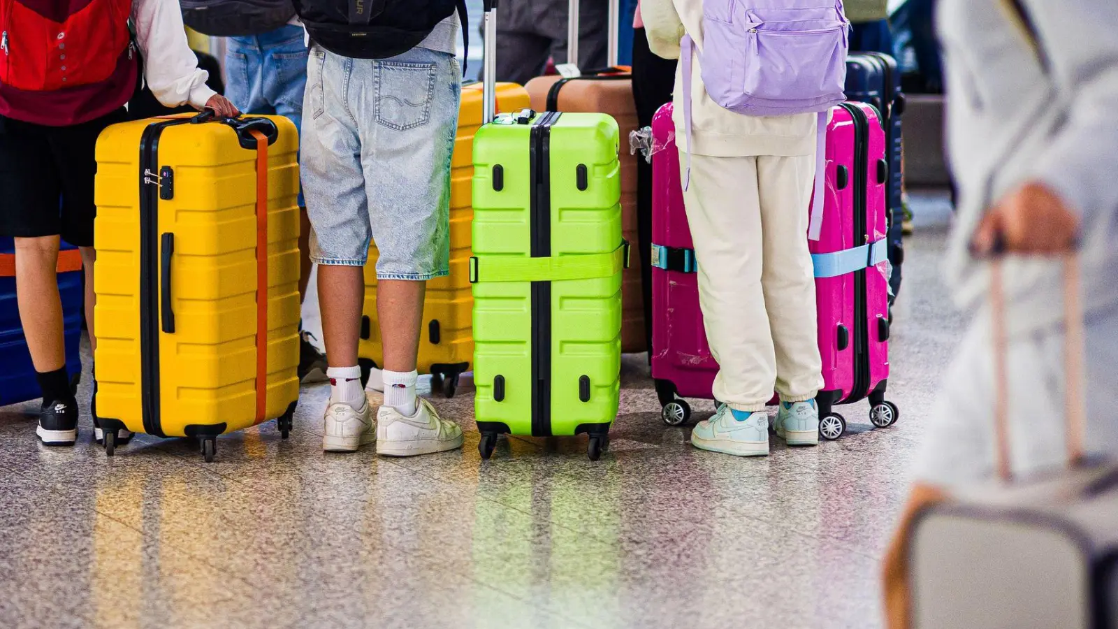 Frühes Aufstehen und hastiges Packen: Geänderte Flugzeiten können den entspannten letzten Urlaubstag schnell beenden und für unerwarteten Stress sorgen. (Foto: Moritz Frankenberg/dpa/dpa-tmn)