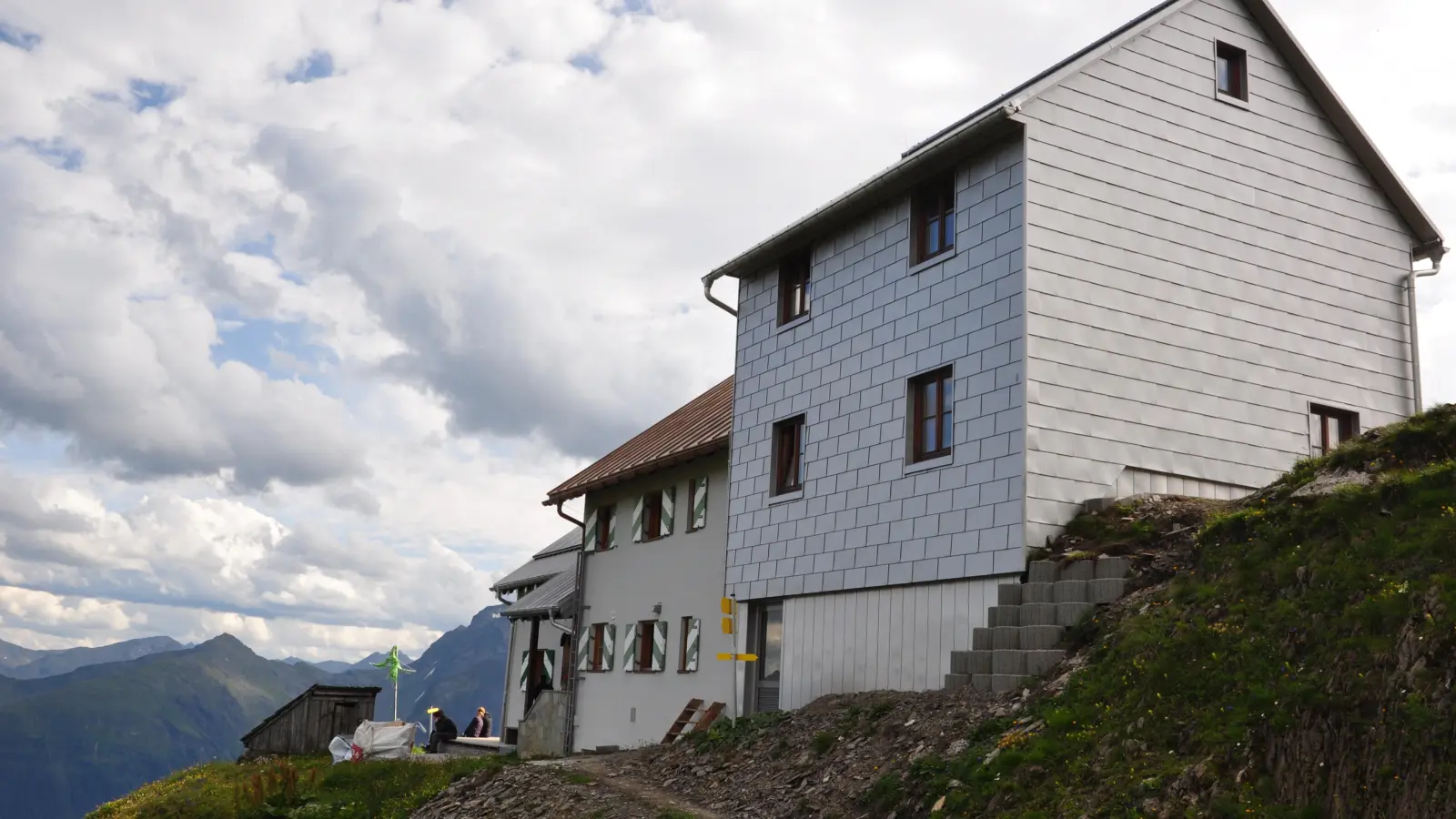 Der graue Anbau ist eine neue Erweiterung der Hütte, in der nun die Wirtsfamilie und das Personal untergebracht sind. Von Ende Juni bis Mitte September wird die Hütte bewirtschaftet.  (Foto: Jonas Volland)