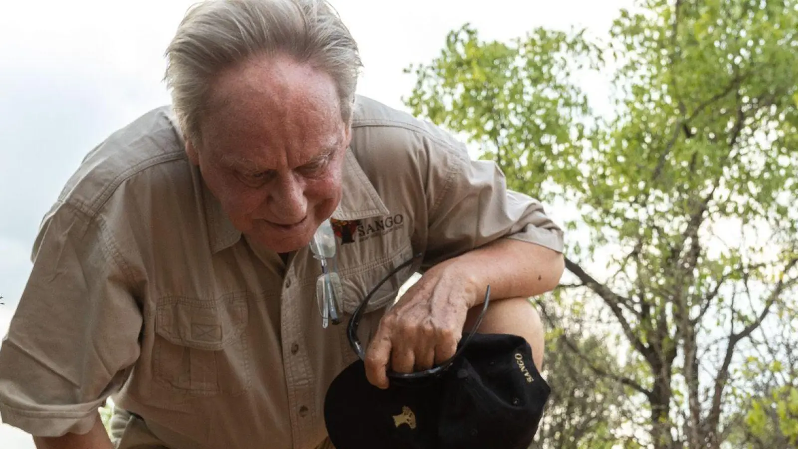 Wilfried Pabst entdeckt bei einer Buschwanderung in seinem Naturschutzgebiet Sango im Südosten Simbabwes eine Pantherschildkröte, die bis zu 60 Jahre alt werden kann. (Foto: Sango Wildlife/dpa)