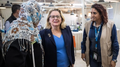 Entwicklungsministerin Svenja Schulze besucht ein Flüchtlingscamp. Das Saatari Flüchtlingscamp ist das größte in der Region mit rund 84.000 Flüchtlingen. (Foto: Hannes P Albert/dpa)