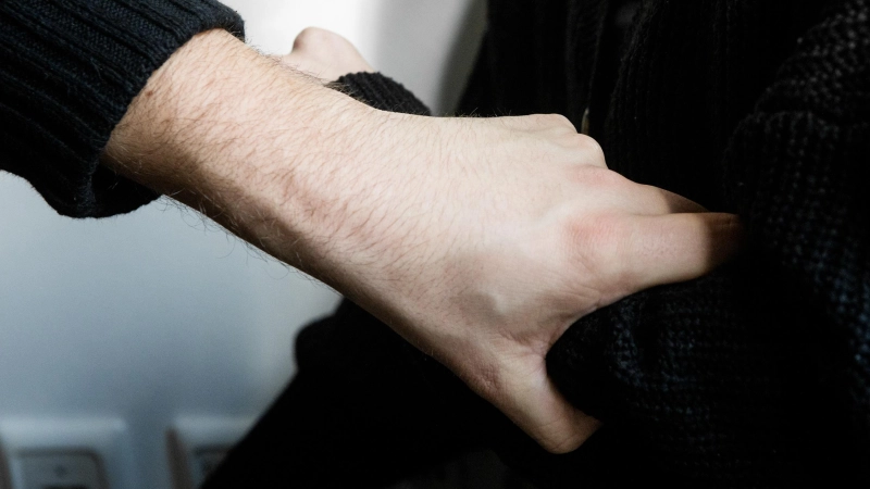 In Ansbach gibt es eine Selbsthilfegruppe, die sich mit Abhängigkeiten in Beziehungen befasst. Nicht immer, aber oft geht es hier auch um Gewalt. (Symbolbild: Evi Lemberger)