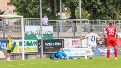 Der Lichtblick: Ansbacher auf und neben dem Platz bejubeln den Führungstreffer in Memmingen.  (Foto: Siegfried Rebhan)