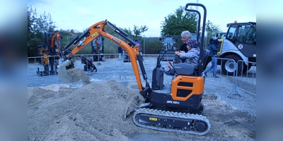 So geht Baggern: Der kleine Simon Ortenreiter hat bei der Messe gezeigt, dass er so eine Baumaschine voll im Griff hat. (Foto: Robert Maurer)