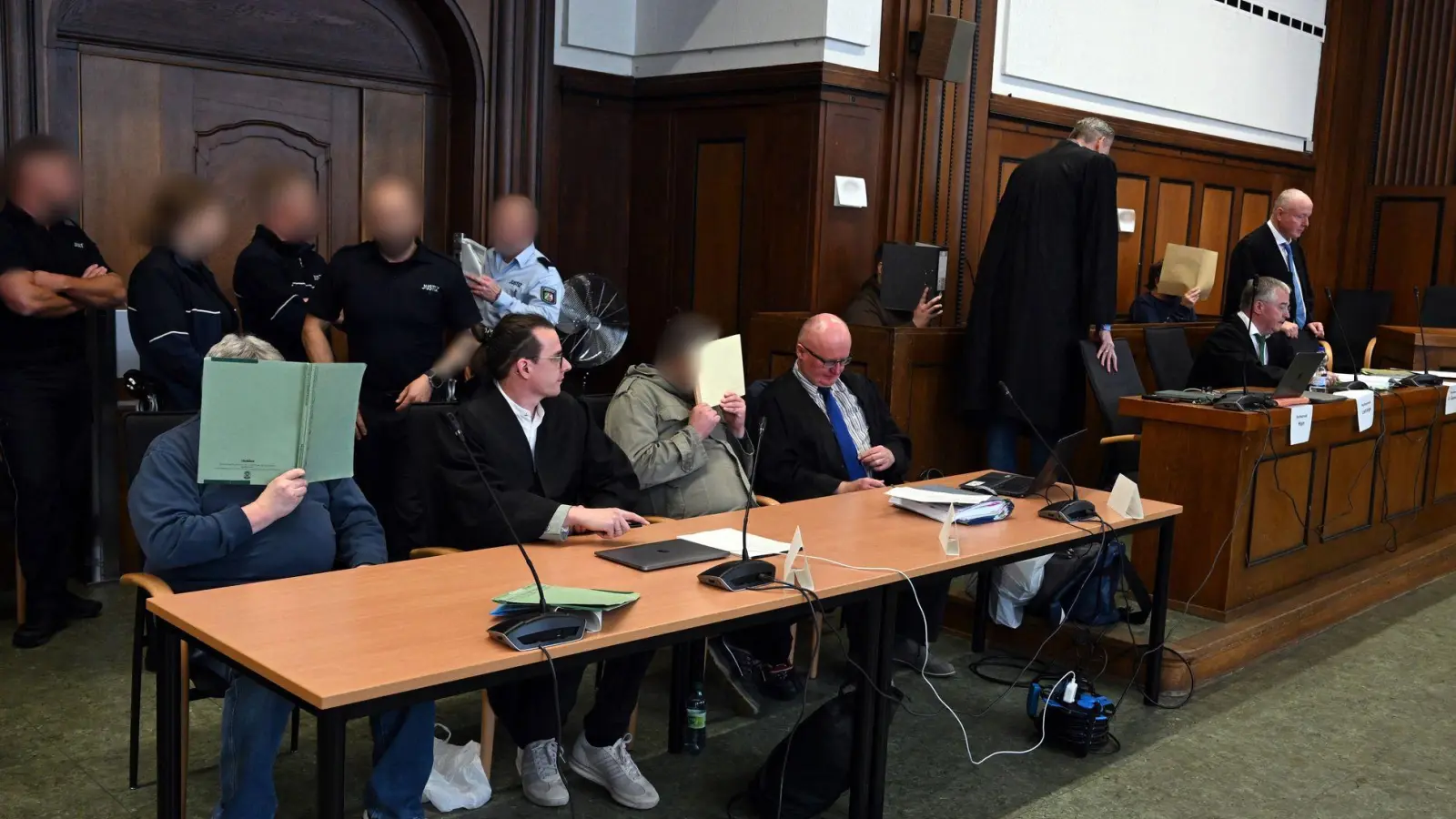 Die Angeklagten sollen laut Staatsanwaltschaft unerlässlich für den funktionierenden Betrieb der Plattform gewesen sein. (Foto: Federico Gambarini/dpa)