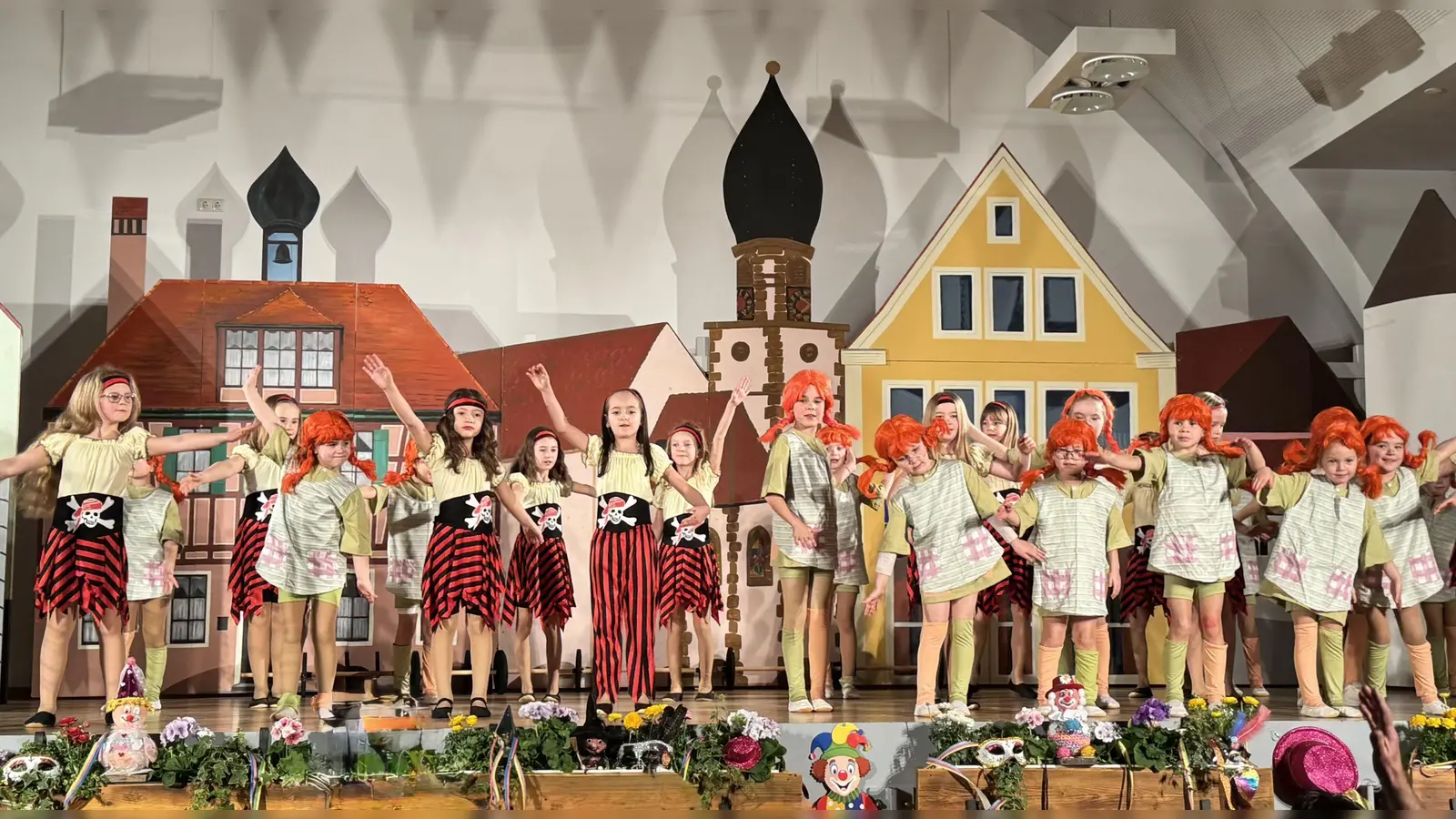 Die Kleinsten in der Gemeinde Dürrwangen sind als Chick Peas Teil des Dürrwanger Pfarrfaschings. (Foto: Stefan Baumgärtner)