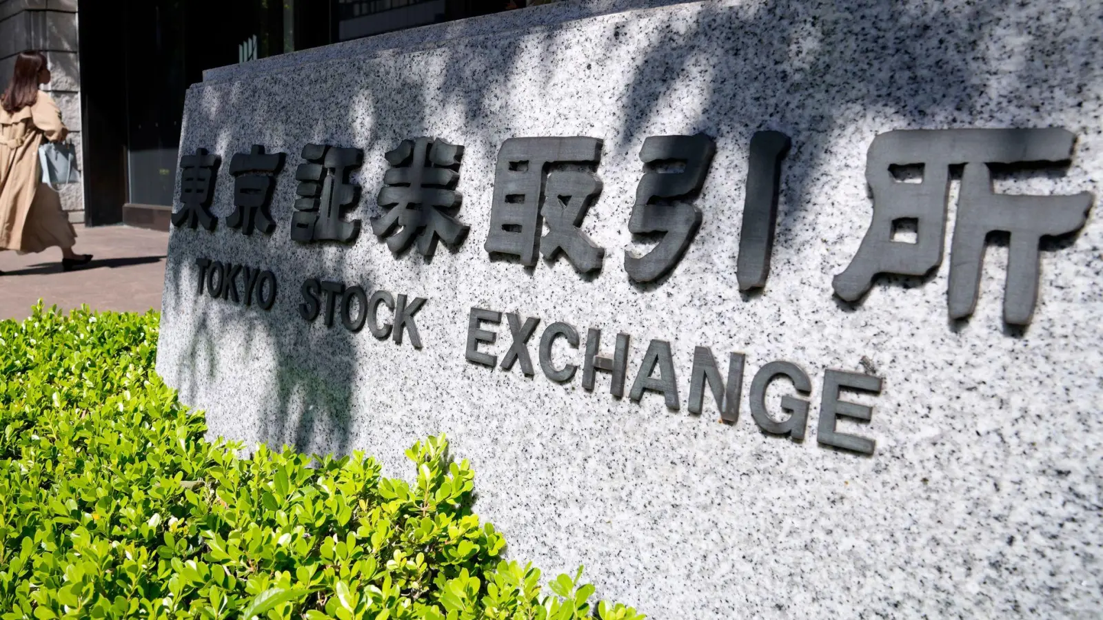 Die Börse in Tokio hat äußerst positiv auf das Rahmenabkommen zwischen dem Iran und den USA reagiert.  (Foto: Eugene Hoshiko/AP/dpa)