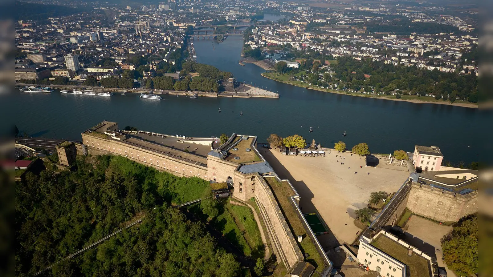 Die Leiche der Frau wurde unterhalb der Festung gefunden. (Symbolbild) (Foto: Thomas Frey/dpa)
