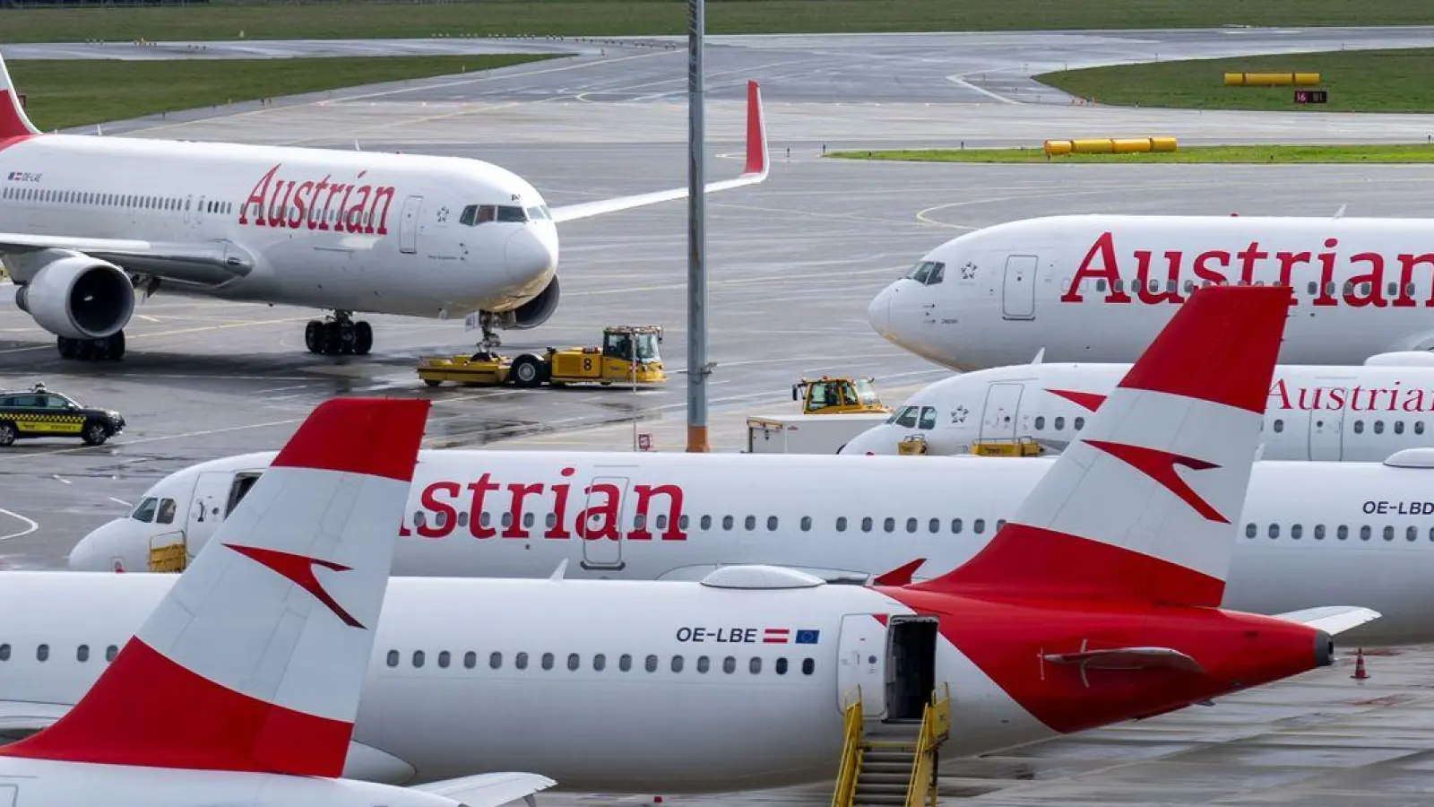 Flugzeuge der Austrian Airlines  (AUA) am Flughafen Wien-Schwechat. (Foto: Georg Hochmuth/APA/dpa)