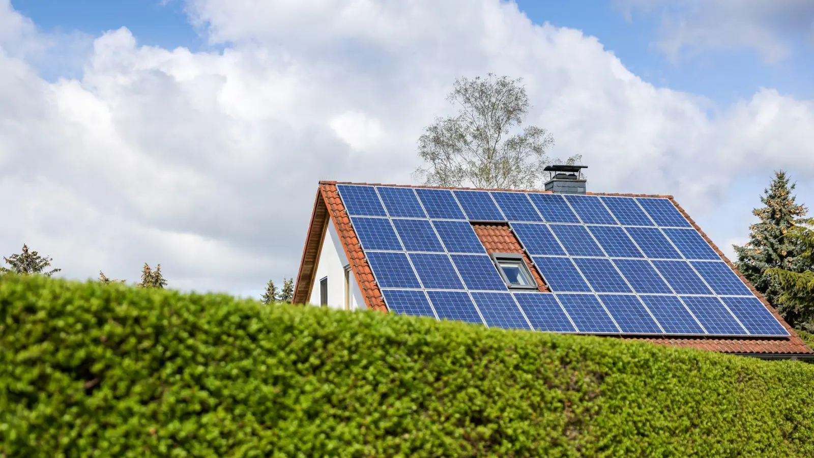 PV-Anlagen können sich auch bei Installation ab dem 1. Januar 2027 noch lohnen - insbesondere dann, wenn ein Großteil des produzierten Stroms selbst verbraucht wird. (Foto: Jan Woitas/dpa/dpa-tmn)