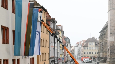 Am Freitagmorgen brachten Mitarbeiter des Betriebsamtes die neue Israel-Flagge am Rathaus an. (Foto: Stadt Ansbach/Stefan Guggenberger)