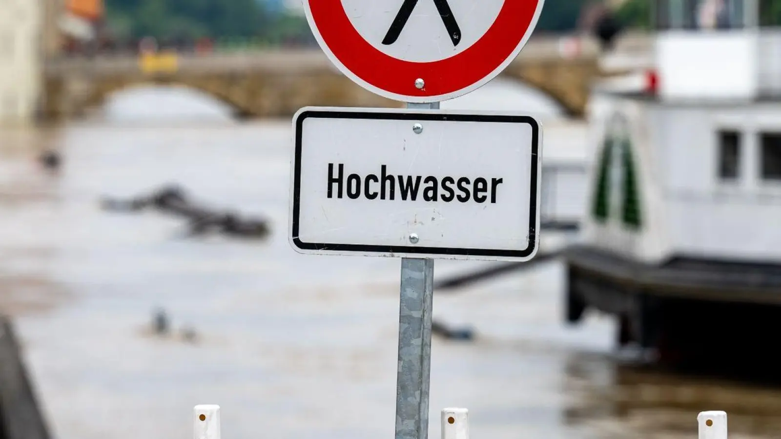 Seit Tagen kämpfen Helfer in Bayern und Baden-Württemberg gegen die Flut und ihre Folgen. (Foto: Armin Weigel/dpa)