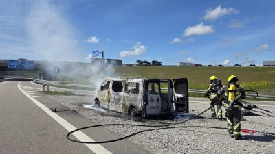 Die Feuerwehr musst am Freitag zu einem Fahrzeugbrand auf die Autobahn am Kreuz Feuchtwangen ausrücken. (Foto: Feuerwehr Feuchtwangen)