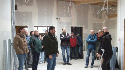 Bei einem Ortstermin auf der Baustelle machten sich die Mitglieder des Bau- und Verkehrsausschusses des Feuchtwanger Stadtrats ein Bild von der neuen Kindertagesstätte im Wohngebiet Röschenhof. Stadtbaumeister Farag Khodary (rechts) erläuterte Einzelheiten. (Foto: Jasmin Kiendl)